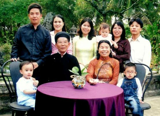 Gia đình truyền thống, nét văn hóa đặc trưng của dân tộc Việt Nam, đã truyền lại từ đời này sang đời khác. Hãy xem hình ảnh để cảm nhận được sự truyền thống, giá trị và tình cảm trong từng gia đình Việt. Bạn sẽ thấy một sự đồng nhất trong cách sống, tư tưởng và tình cảm của những người Việt.